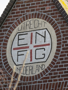 822909 Afbeelding van het onlangs gerestaureerde logo van de Eerste Nederlandsche Fabriek van Gereedschappen (ENGF) op ...